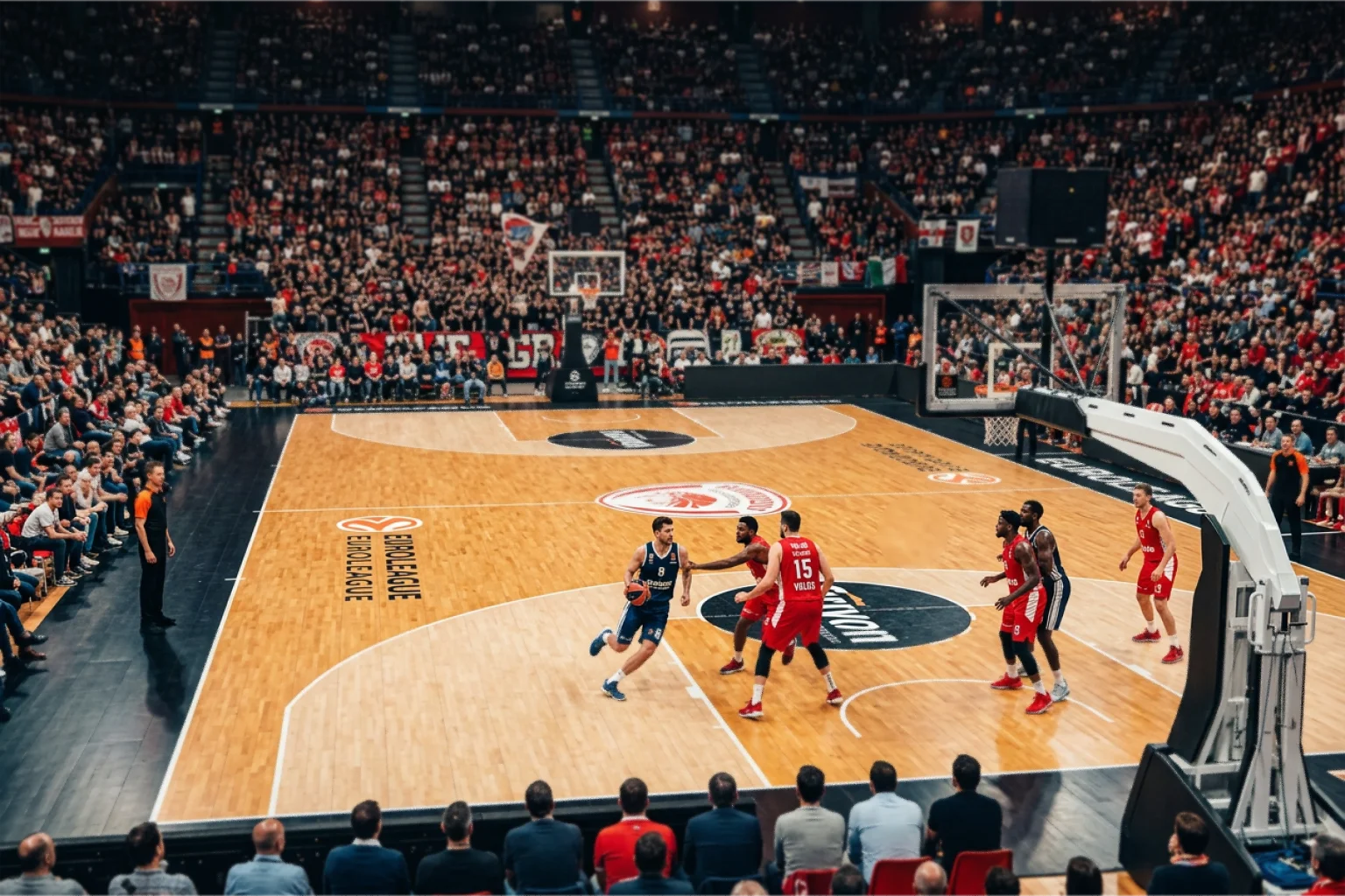 Gut gefüllte Basketball-Arena während eines EuroLeague-Spiels mit Spielern auf dem Parkett