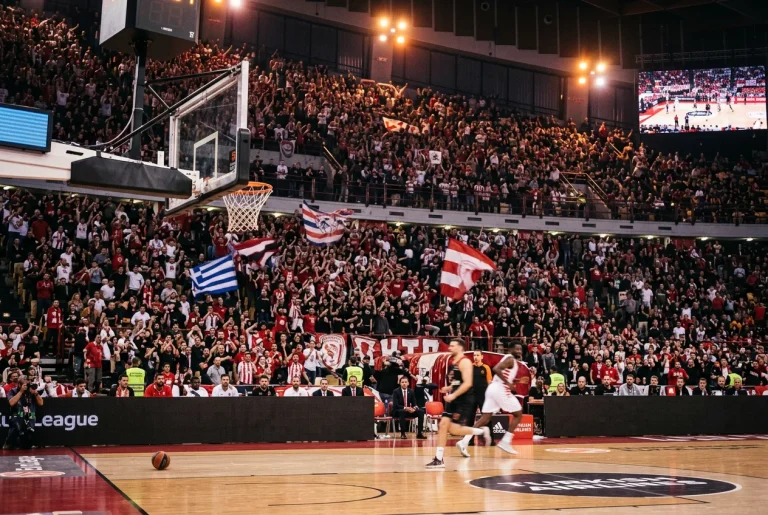 Lautstarke Heimkulisse über dem Parkett einer ausverkauften EuroLeague-Basketballarena
