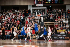 EuroLeague-Spielszene mit eingeblendeter Gesamtpunkte-Linie für eine Über-Unter-Wette