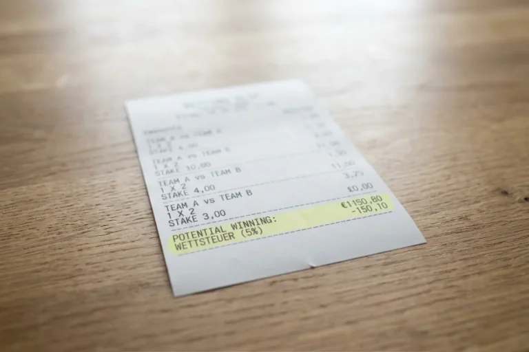 Wettschein auf einem Tisch mit deutlich hervorgehobenem Steueranteil